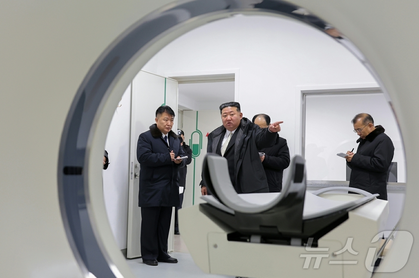 (평양 노동신문=뉴스1) = 북한 노동당 기관지 노동신문은 전날인 13일 구성시 병원 준공식이 김정은 당 총비서의 참석하에 성대히 진행됐다고 14일 보도했다. [국내에서만 사용가능 …