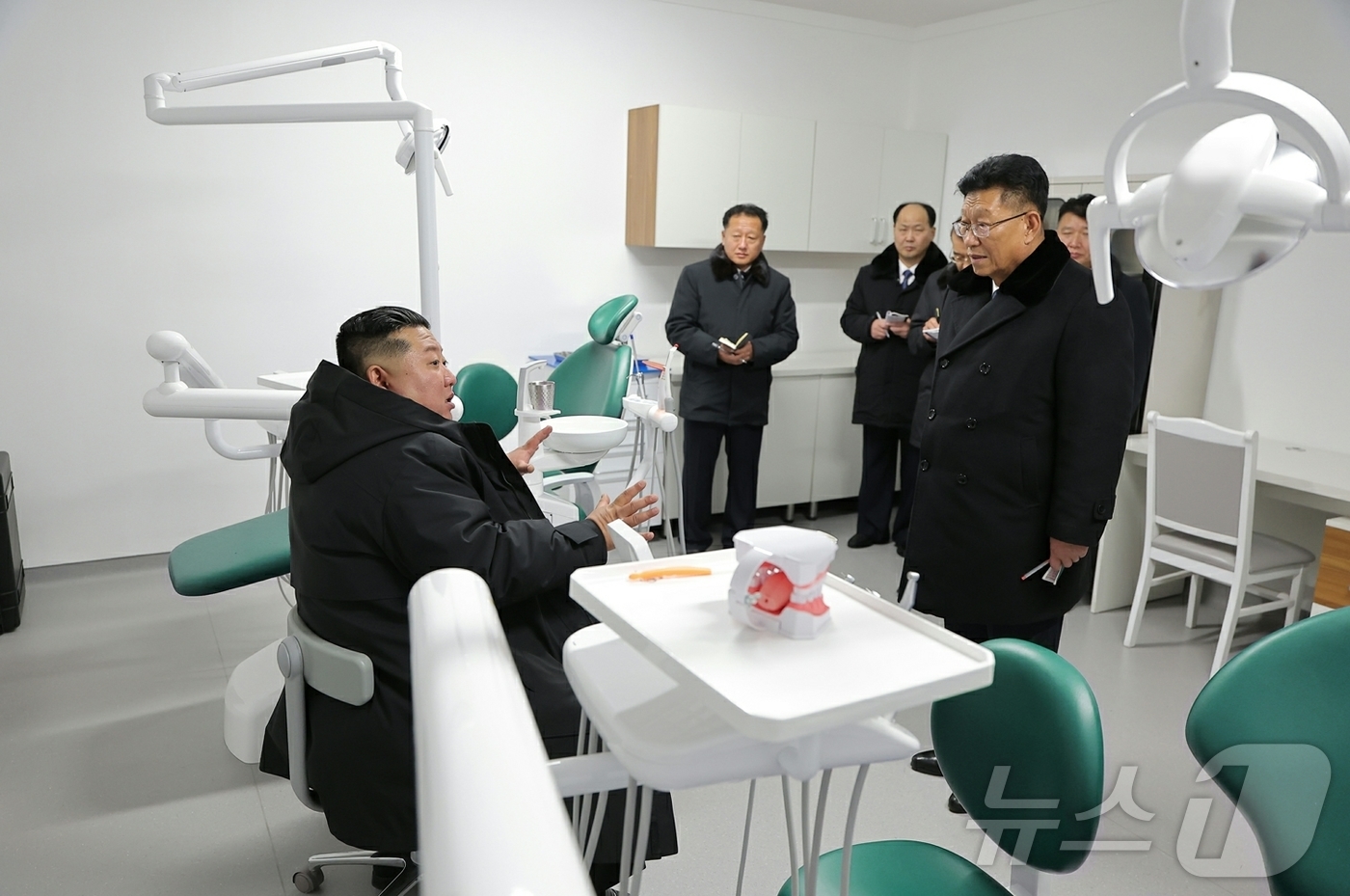 (평양 노동신문=뉴스1) = 북한 노동당 기관지 노동신문은 전날인 13일 구성시 병원 준공식이 김정은 당 총비서의 참석하에 성대히 진행됐다고 14일 보도했다. [국내에서만 사용가능 …