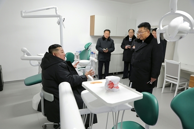 김정은, 구성시병원 준공식 참석…"20개 시·군에 병원 건설"[데일리 북한]