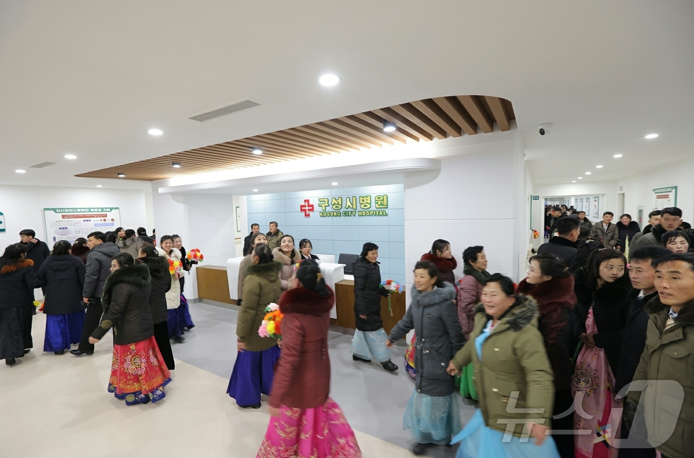 (평양 노동신문=뉴스1) = 북한 노동당 기관지 노동신문은 전날인 13일 구성시 병원 준공식이 김정은 당 총비서의 참석하에 성대히 진행됐다고 14일 보도했다. [국내에서만 사용가능 …