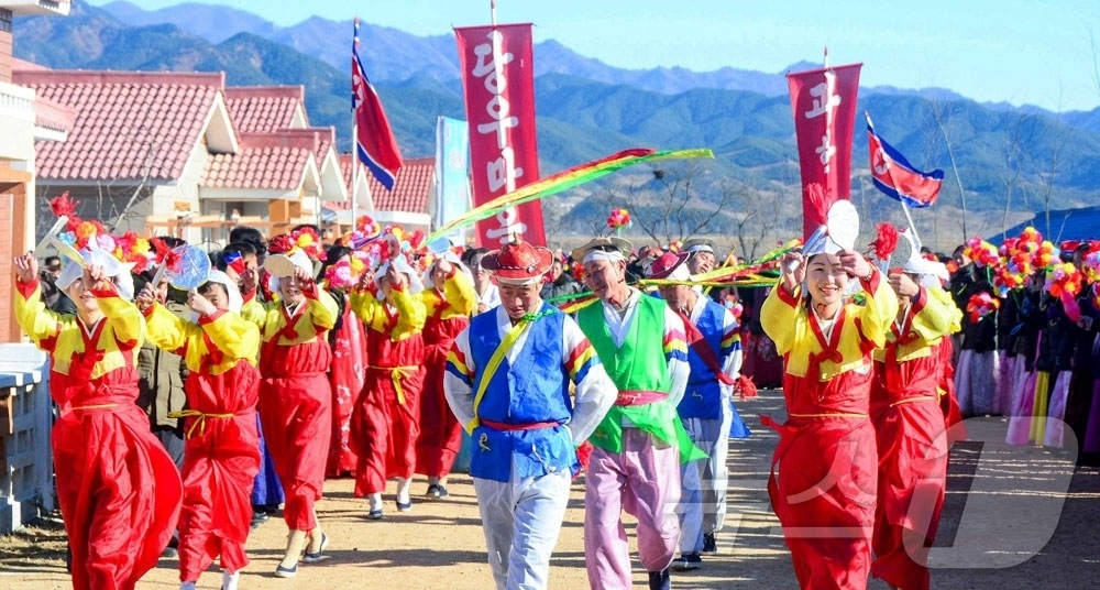 (평양 노동신문=뉴스1) = 북한 노동당 기관지 노동신문은 14일 영광군 인다농장과 북청군 룡전과수농장에서 새집들이와 결산 분배가 진행됐다고 보도했다. [국내에서만 사용가능. 재배 …