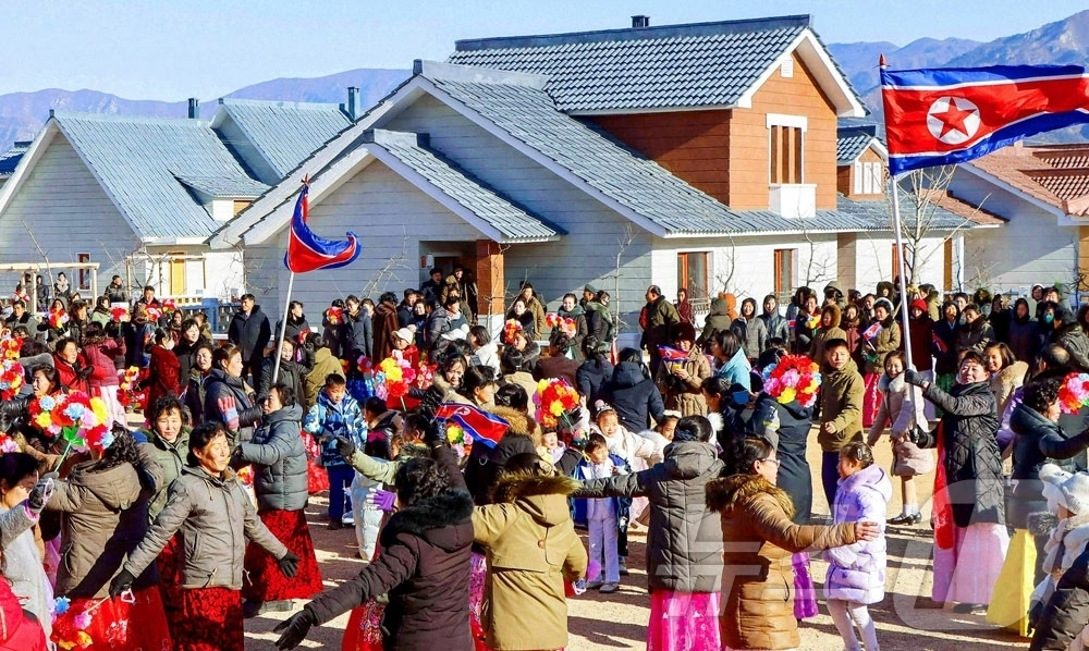 (평양 노동신문=뉴스1) = 북한 노동당 기관지 노동신문은 14일 영광군 인다농장과 북청군 룡전과수농장에서 새집들이와 결산 분배가 진행됐다고 보도했다. [국내에서만 사용가능. 재배 …