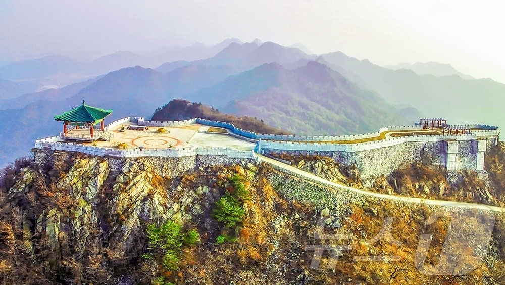 (평양 노동신문=뉴스1) = 북한 노동당 기관지 노동신문은 14일 "구월산에서 제일 높은 주봉인 사황봉이 인민을 위한 문화정서 생활 기지로 훌륭히 꾸려졌다"며 "주변 경치와 조화로 …