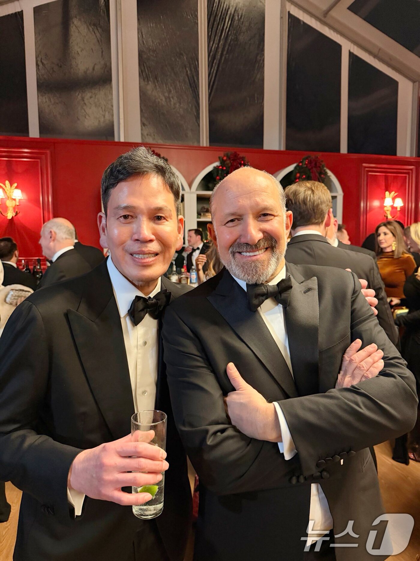 본문 이미지 - 정용진 신세계그룹 회장이 2025년 12월 12일 J.D. 밴스 미국 부통령이 주최한 성탄절 만찬에 참석해  하워드 러트닉 상무장관과 사진 촬영에 응하고 있다. 미국 워싱턴 D.C. 밴스 부통령의 관저에서 열린 당시 행사에는 밴스 부통령과 러트닉 상무장관, 피트 헤그세스 국방부장관, 수지 와일스 백악관 비서실장, 스티븐 밀러 백악관 부비서실장 등 백악관 고위급 인사들이 참석했다. 에릭 슈미트 전 구글 CEO, 시암 상카르 팔란티어 최고운영책임자 등 기업인들도 함께 했다.(신세계그룹 제공. 재판매 및 DB 금지) 2025.12.14 ⓒ 뉴스1