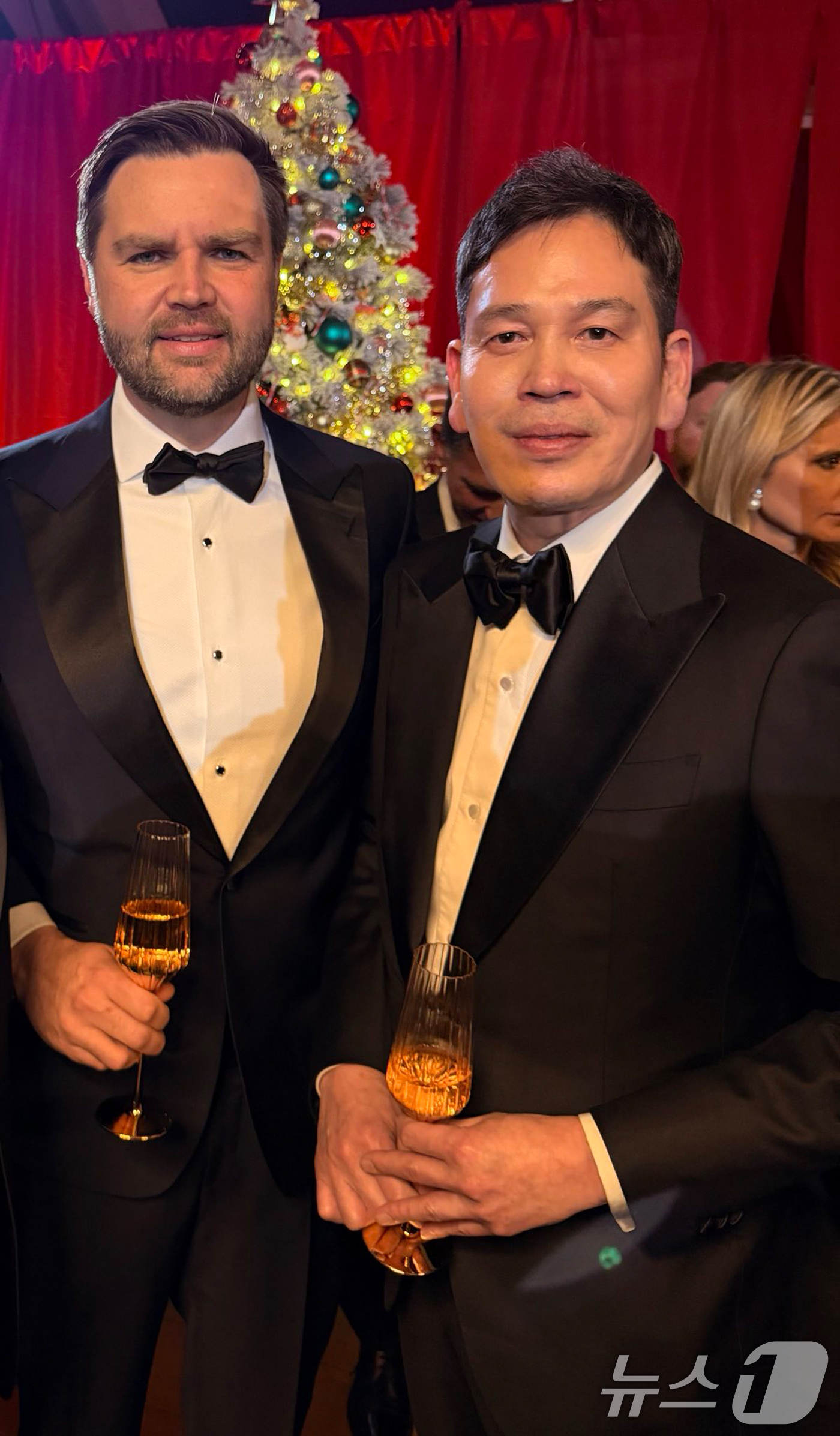 (서울=뉴스1) = 정용진 신세계그룹 회장이 J.D. 밴스 미국 부통령이 주최한 성탄절 만찬에 참석해 밴스 부통령을 만났다. 12일(현지시간) 미국 워싱턴 D.C. 밴스 부통령의 …