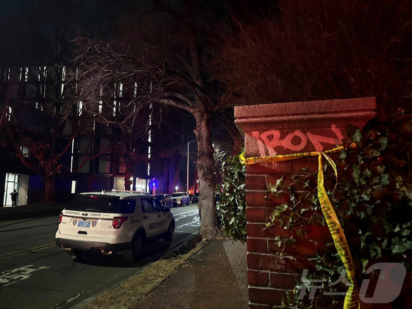 (프로비던스 로이터=뉴스1) 윤다정 기자 = 13일(현지시간) 미국 로드아일랜드주 프로비던스 소재 브라운대학교에서 총격 사건이 발생한 직후, 현장에 도착한 경찰차가 통제선이 묶인 …