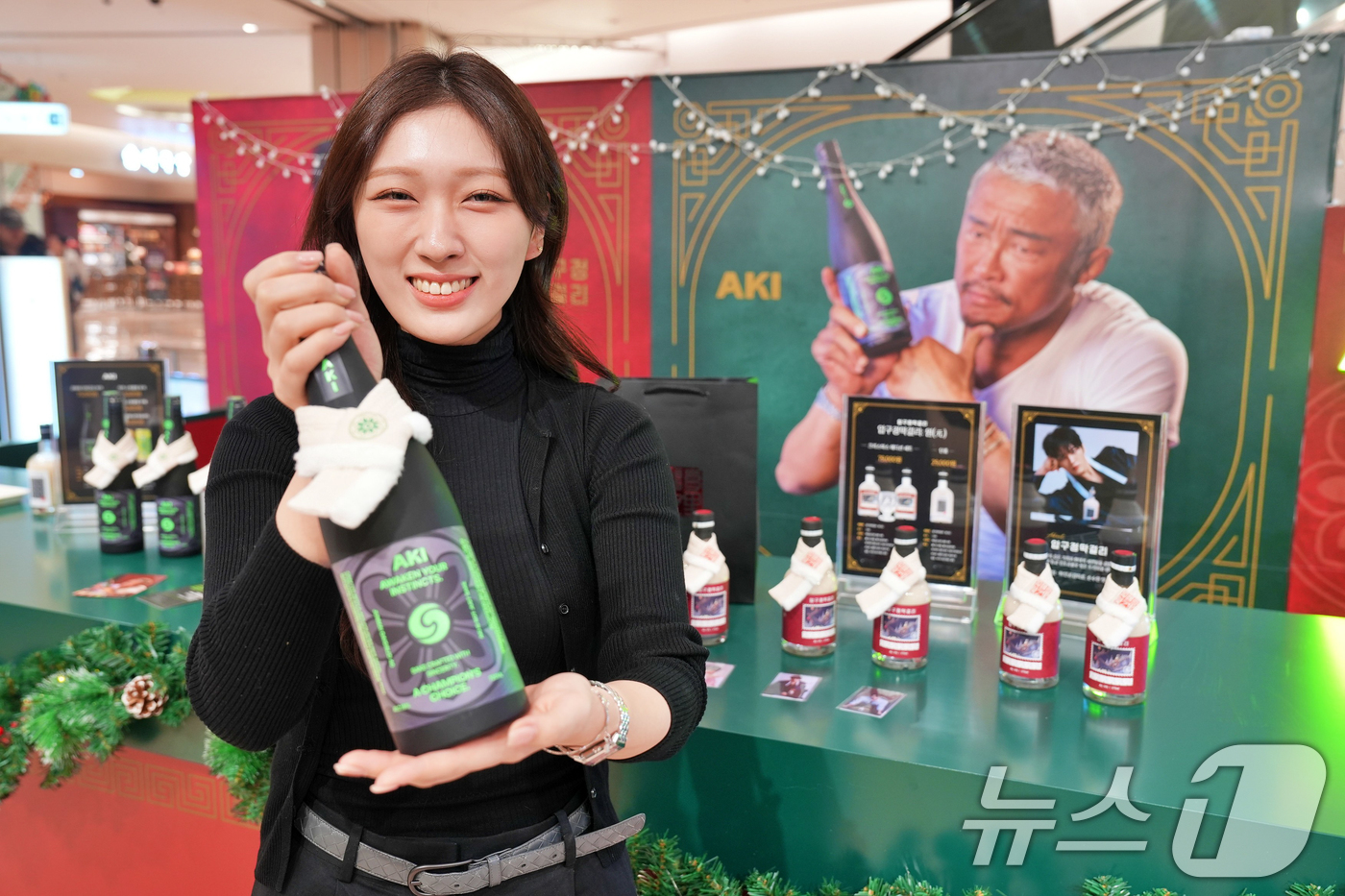 (서울=뉴스1) = 롯데백화점이 잠실 롯데월드몰 지하 1층에서 오는 21일까지, 가수 김재중의 ‘압구정 막걸리’와 전 격투기 선수 추성훈의 ‘아키사케’ 콜라보 팝업을 진행한다고 1 …