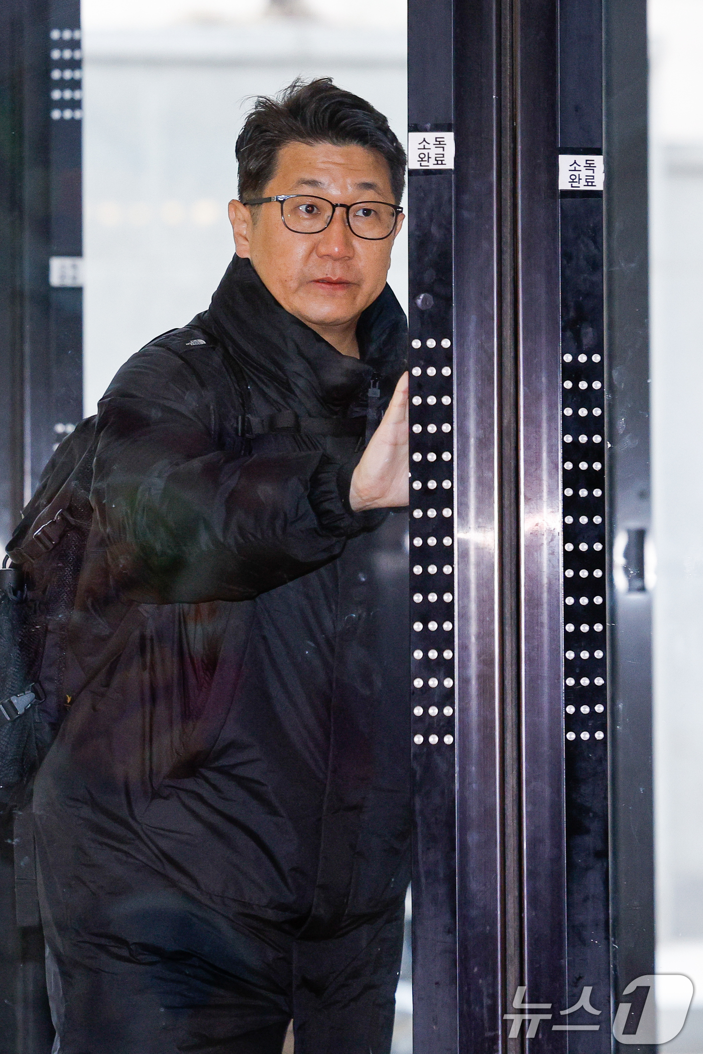 (서울=뉴스1) 안은나 기자 = 문지석 광주지검 부장검사가 14일 오전 서울 서초구 안권섭 특별검사팀 사무실에서 '쿠팡 일용직 노동자 퇴직금 미지급 사건' 관련 참고인 신분으로 두 …