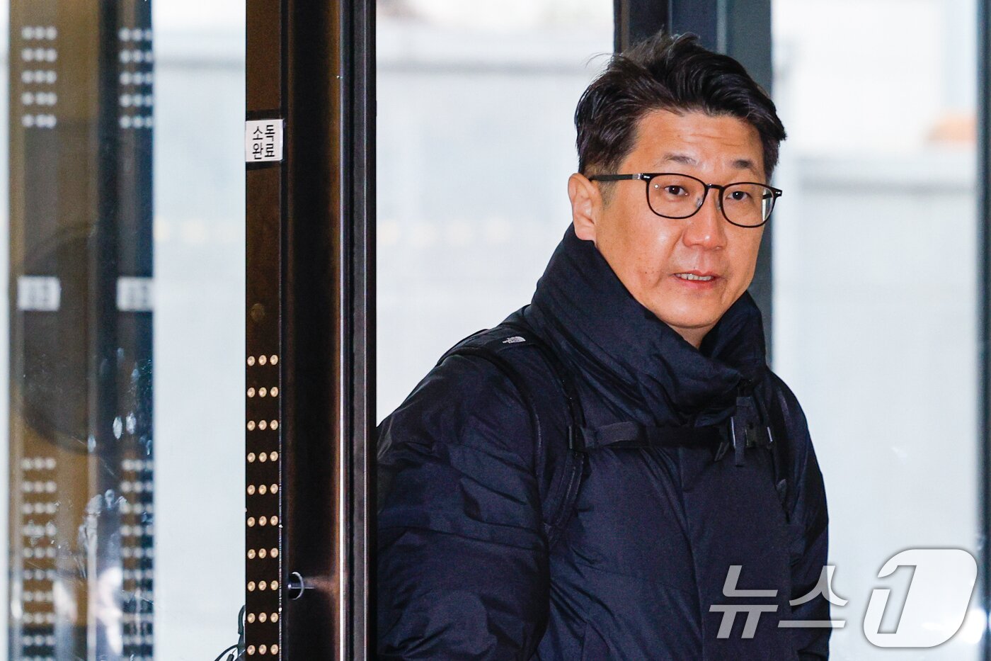 본문 이미지 - 문지석 광주지검 부장검사가 14일 오전 서울 서초구 안권섭 특별검사팀 사무실에서 &#39;쿠팡 일용직 노동자 퇴직금 미지급 사건&#39; 관련 참고인 신분으로 두 번째 조사를 받기 위해 출석하고 있다. 2025.12.14/뉴스1 ⓒ News1 안은나 기자