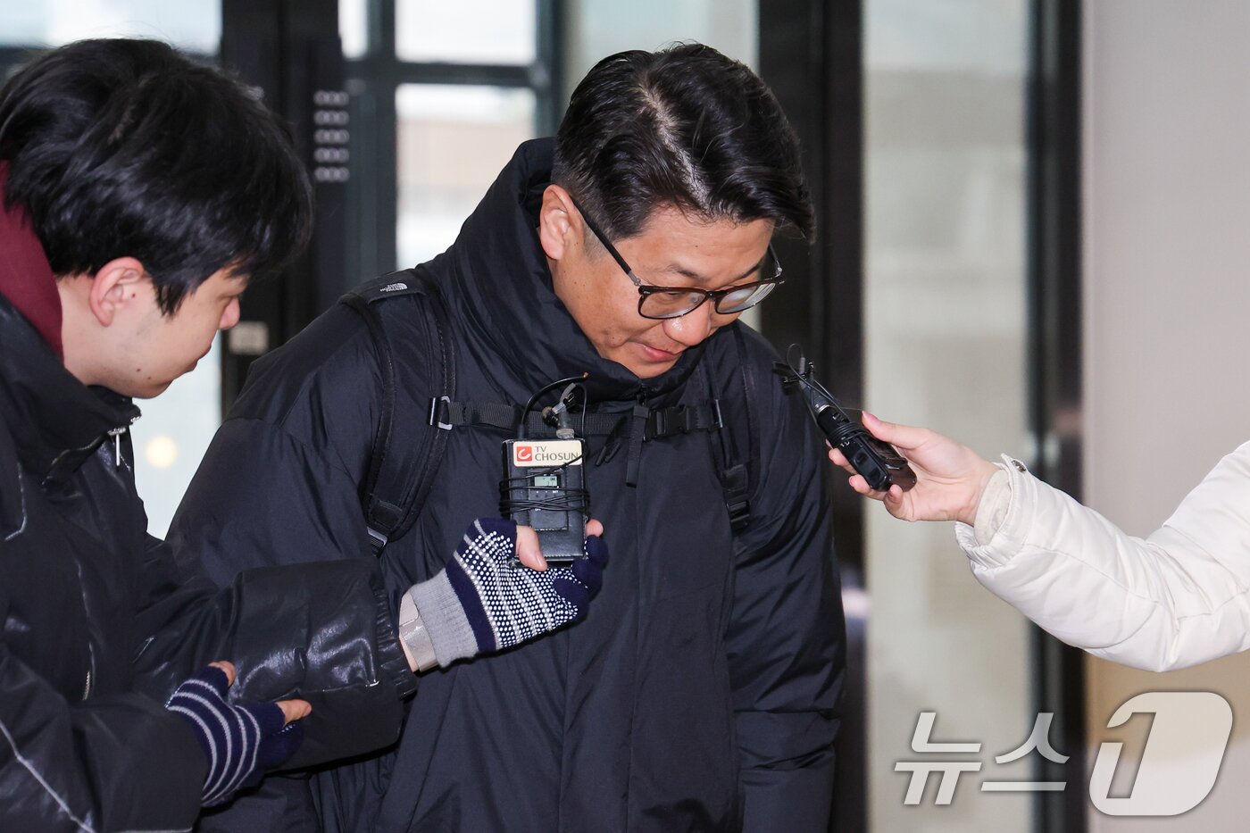 본문 이미지 - 문지석 광주지검 부장검사가 14일 오전 서울 서초구 안권섭 특별검사팀 사무실에서 &#39;쿠팡 일용직 노동자 퇴직금 미지급 사건&#39; 관련 참고인 신분으로 두 번째 조사를 받기 전 취재진 질문에 답한 뒤 인사하고 있다. 2025.12.14/뉴스1 ⓒ News1 안은나 기자