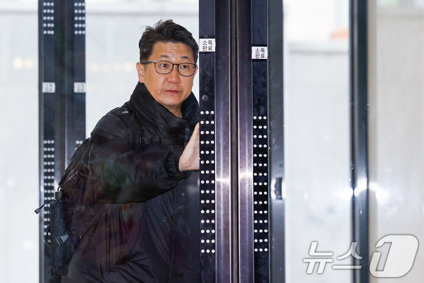 본문 이미지 - 문지석 광주지검 부장검사가 14일 오전 서울 서초구 안권섭 특별검사팀 사무실에서 &#39;쿠팡 일용직 노동자 퇴직금 미지급 사건&#39; 관련 참고인 신분으로 두 번째 조사를 받기 위해 출석하고 있다. 2025.12.14/뉴스1 ⓒ News1 안은나 기자