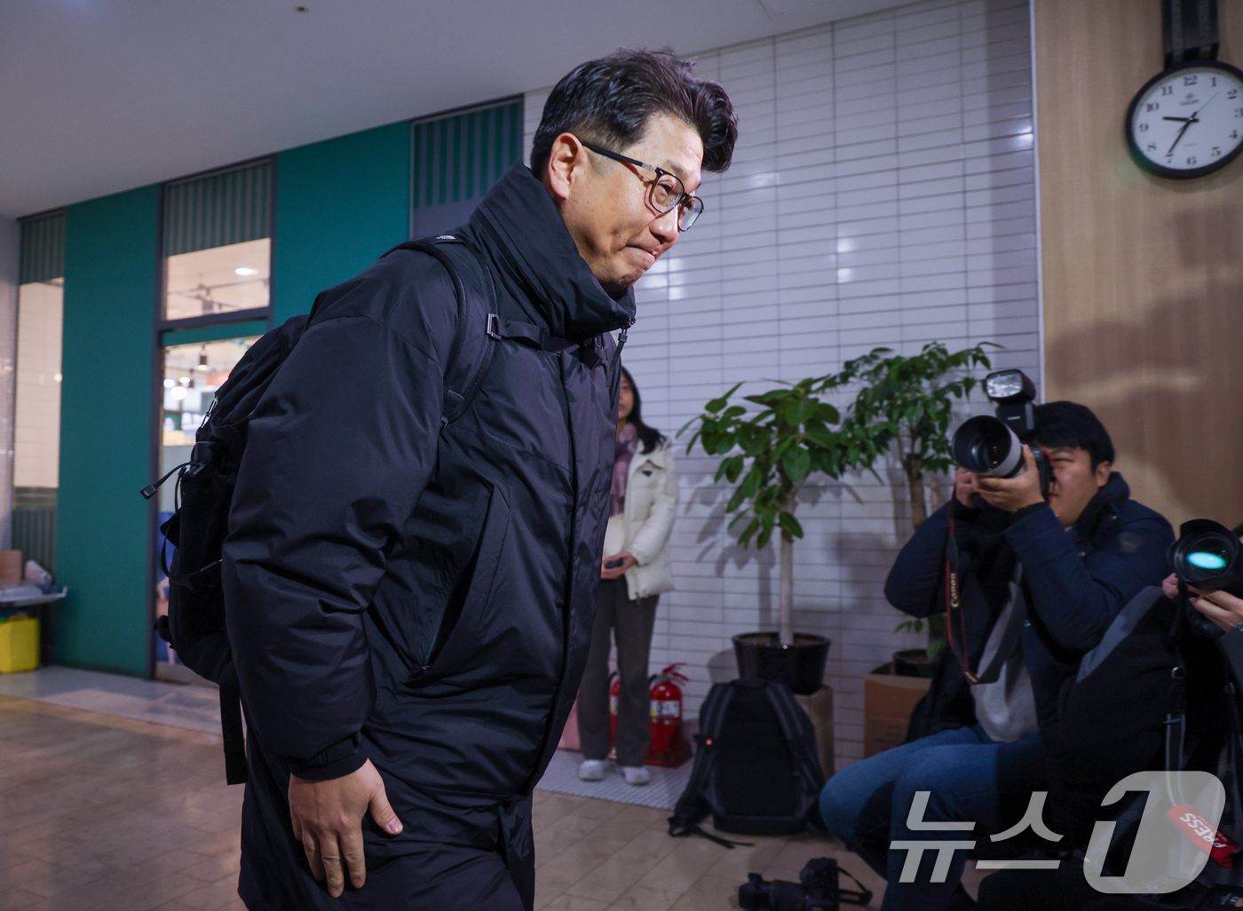 (서울=뉴스1) 안은나 기자 = 문지석 광주지검 부장검사가 14일 오전 서울 서초구 안권섭 특별검사팀 사무실에서 '쿠팡 일용직 노동자 퇴직금 미지급 사건' 관련 참고인 신분으로 두 …