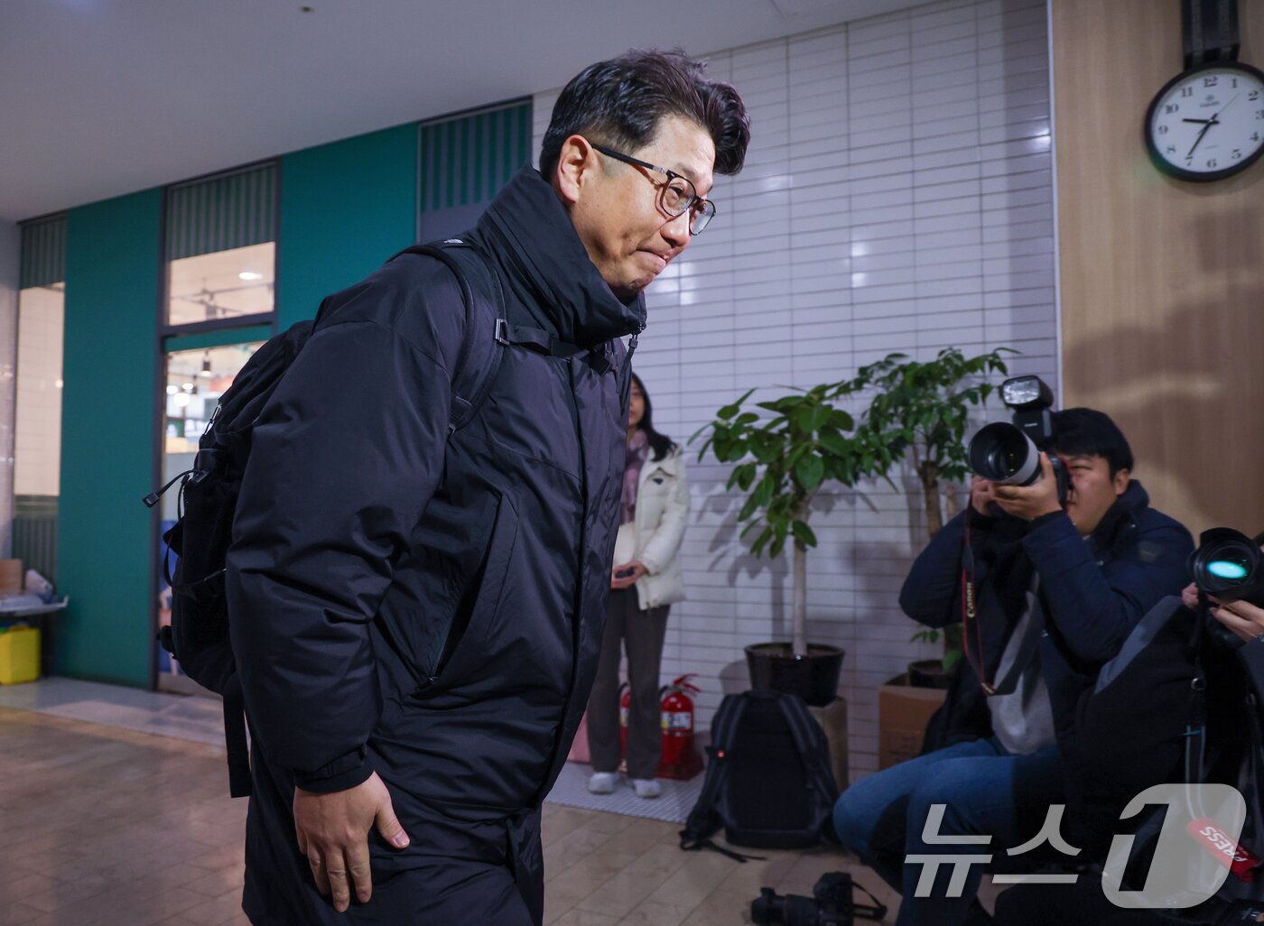 본문 이미지 - 문지석 광주지검 부장검사가 14일 오전 서울 서초구 안권섭 특별검사팀 사무실에서 &#39;쿠팡 일용직 노동자 퇴직금 미지급 사건&#39; 관련 참고인 신분으로 두 번째 조사를 받기 위해 출석하고 있다. 2025.12.14/뉴스1 ⓒ News1 안은나 기자