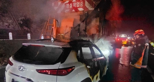 "제설차에 '쿵', 미끄러져 추락"…10㎝ 안팎 눈 강원 곳곳 사고(종합)