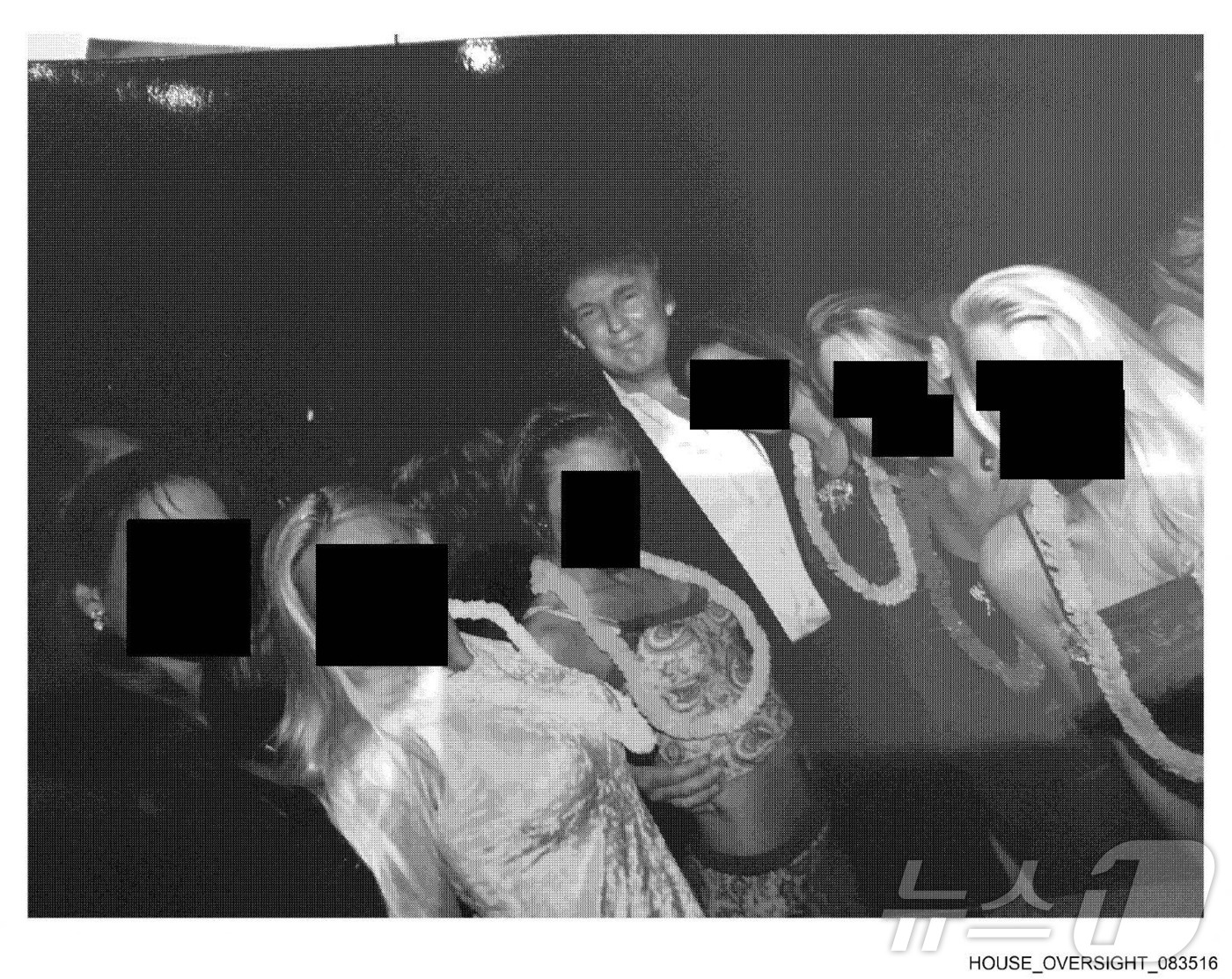 (AFP=뉴스1) 송원영 기자 = 미국 연방 하원 감독위원회 소속 민주당 의원들이12일(현지시간) 미성년자 성착귀범 고(故) 제프리 엡스타인의 개인 소장품에서 나온 사진들을 공개했 …