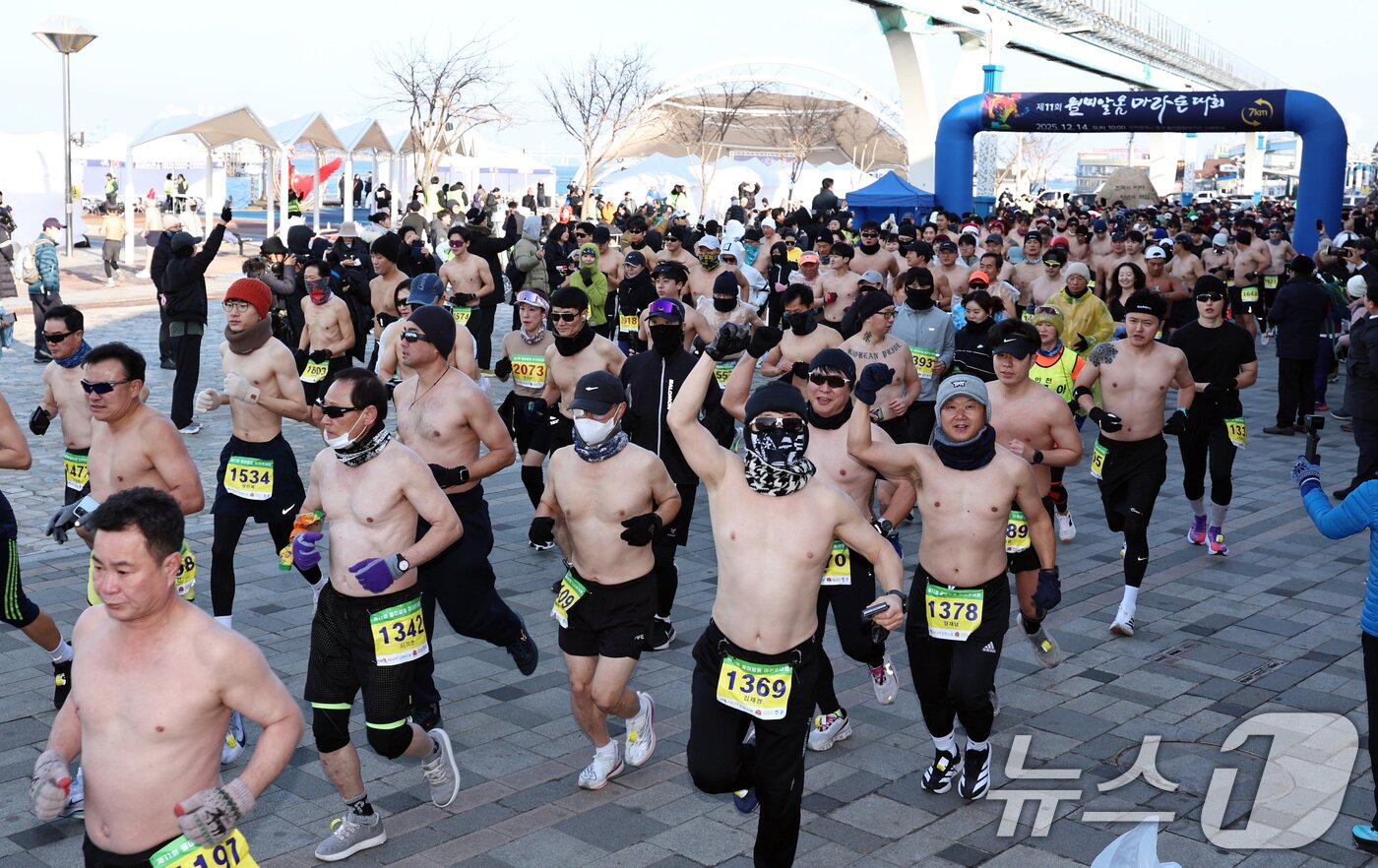 본문 이미지 - 14일 오전 인천 중구 월미문화의거리 일대에서 열린 제11회 월미 알몸마라톤대회에서 참가자들이 힘차게 출발하고 있다. 2025.12.14/뉴스1 ⓒ News1 구윤성 기자