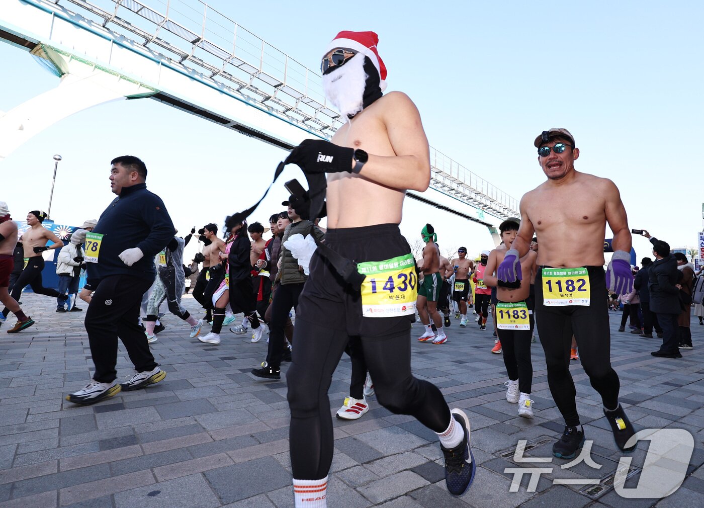 본문 이미지 - 14일 오전 인천 중구 월미문화의거리 일대에서 열린 제11회 월미 알몸마라톤대회에서 참가자들이 힘차게 출발하고 있다. 2025.12.14/뉴스1 ⓒ News1 구윤성 기자