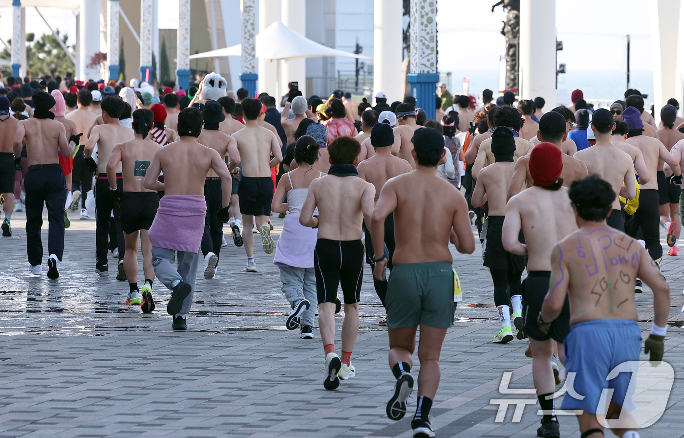 (인천=뉴스1) 구윤성 기자 = 14일 오전 인천 중구 월미문화의거리 일대에서 열린 제11회 월미 알몸마라톤대회에서 참가자들이 힘차게 출발하고 있다. 2025.12.14/뉴스1