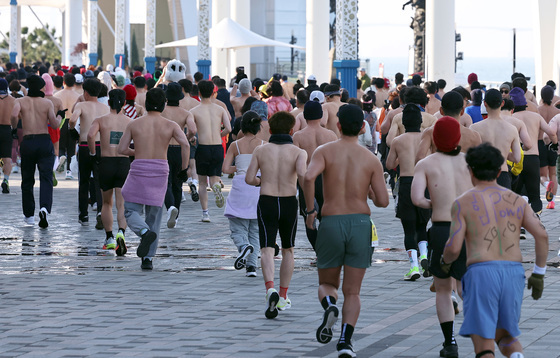 '바닷바람 뚫고 달린다'