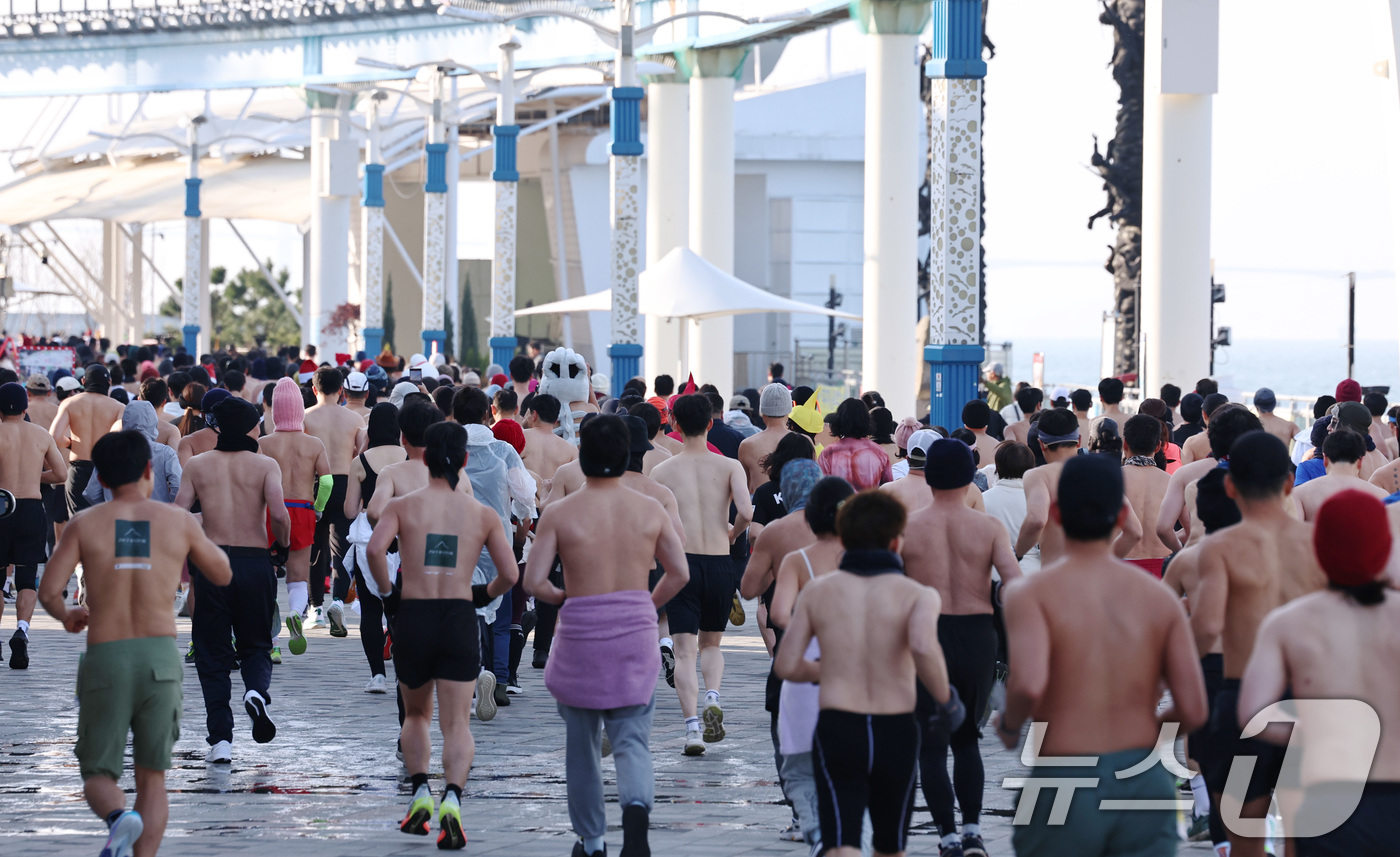 (인천=뉴스1) 구윤성 기자 = 14일 오전 인천 중구 월미문화의거리 일대에서 열린 제11회 월미 알몸마라톤대회에서 참가자들이 힘차게 출발하고 있다. 2025.12.14/뉴스1