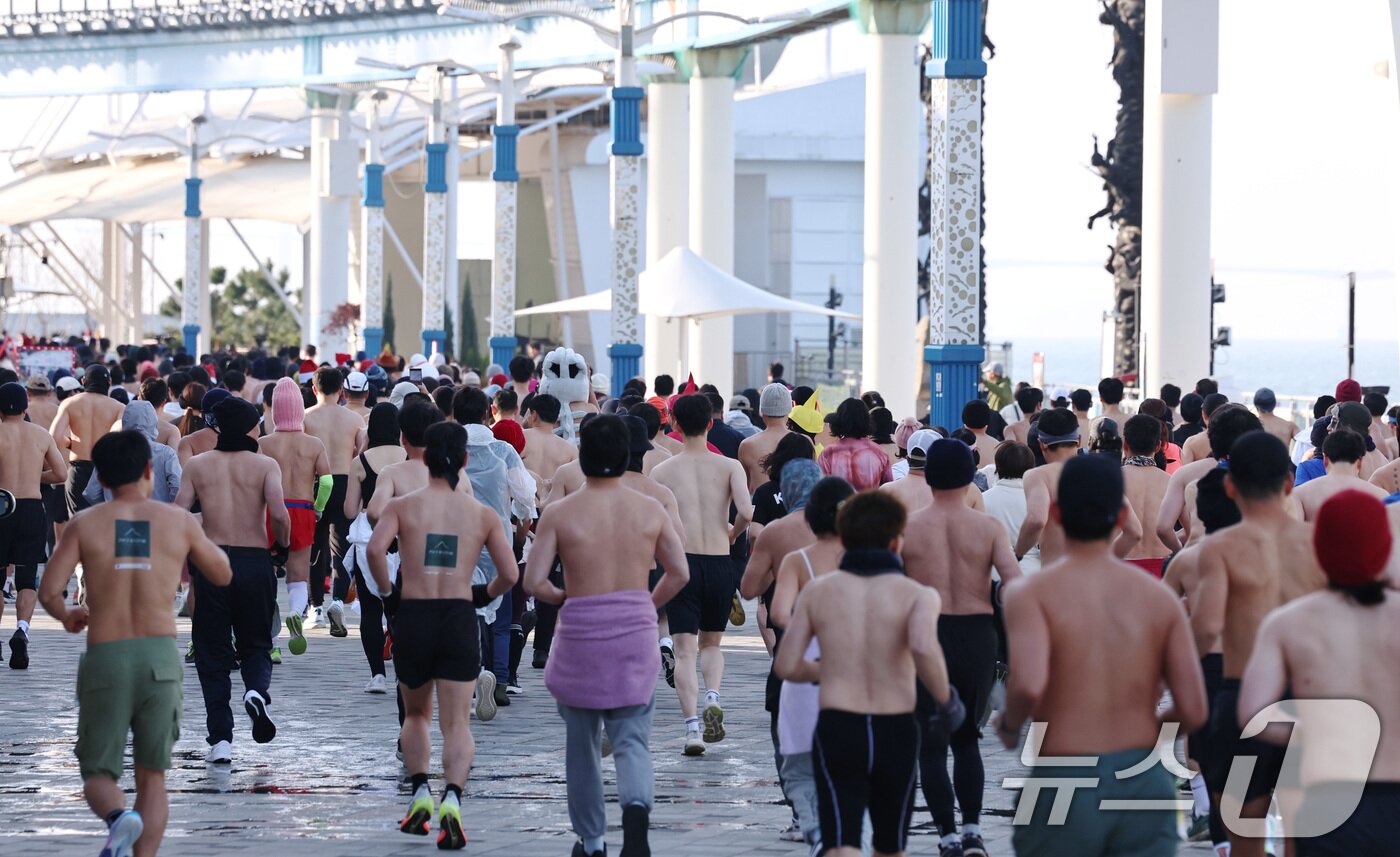 본문 이미지 - 14일 오전 인천 중구 월미문화의거리 일대에서 열린 제11회 월미 알몸마라톤대회에서 참가자들이 힘차게 출발하고 있다. 2025.12.14/뉴스1 ⓒ News1 구윤성 기자