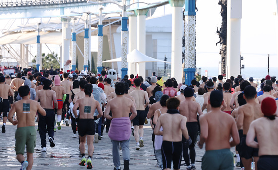 바닷바람 맞으며 달리는 러너들