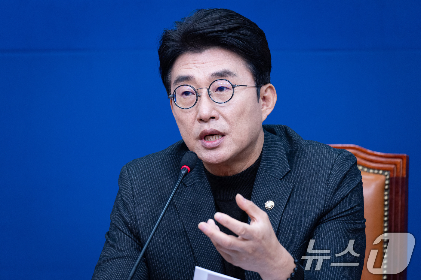 (서울=뉴스1) 유승관 기자 = 더불어민주당 언론개혁특별위원회 간사인 노종면 의원이 14일 서울 여의도 국회에서 열린 정보통신망법 개정안 기자설명회에서 모두 발언을 하고 있다. 2 …