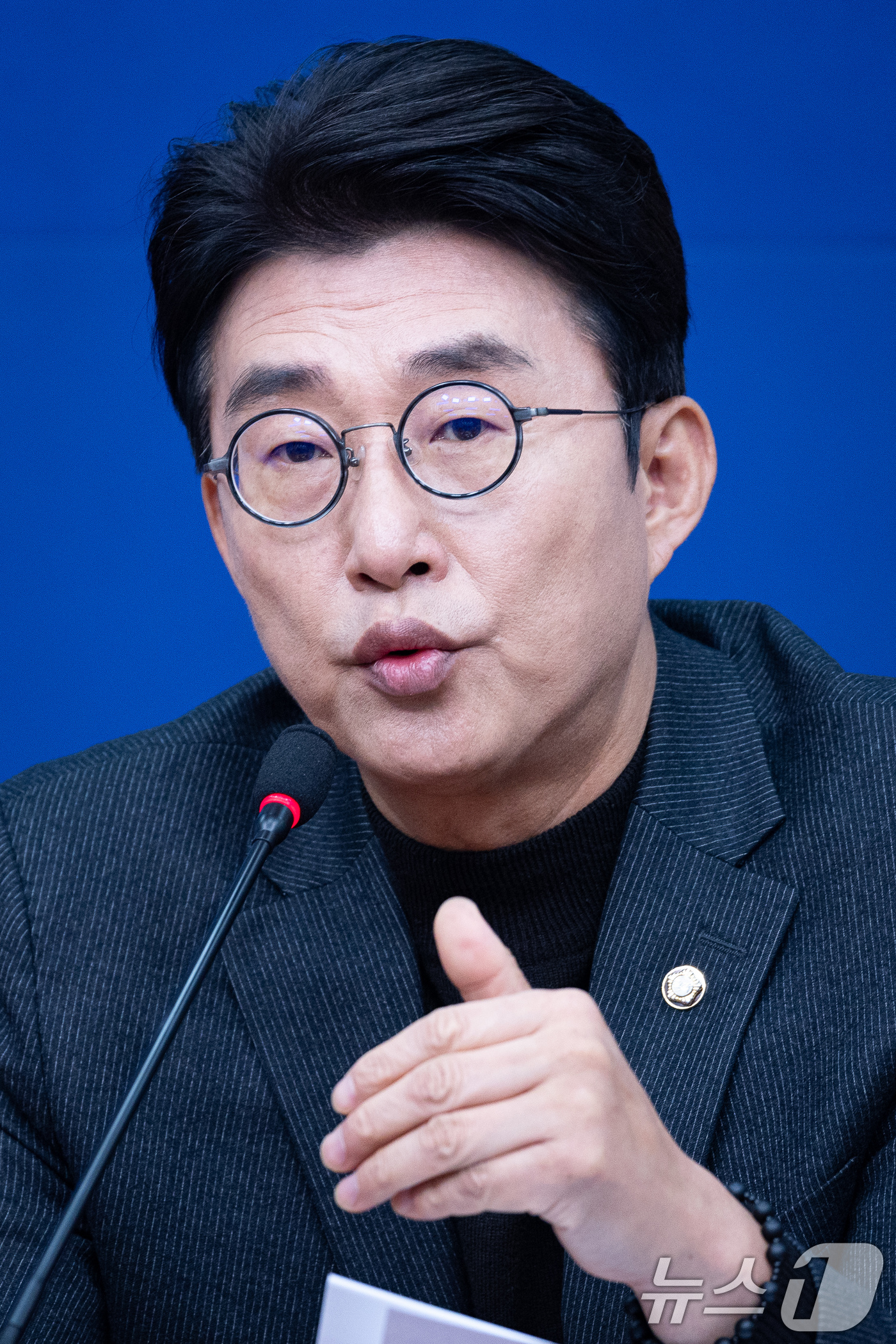 (서울=뉴스1) 유승관 기자 = 더불어민주당 언론개혁특별위원회 간사인 노종면 의원이 14일 서울 여의도 국회에서 열린 정보통신망법 개정안 기자설명회에서 모두 발언을 하고 있다. 2 …