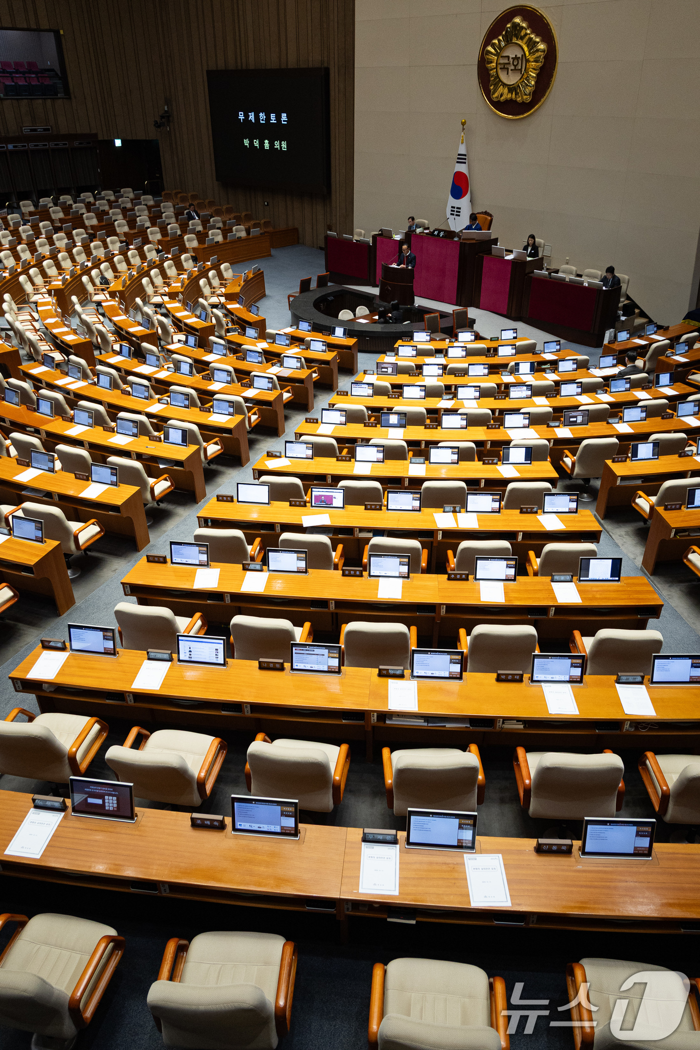 (서울=뉴스1) 유승관 기자 = 박덕흠 국민의힘 의원이 14일 서울 여의도 국회에서 열린 제430회 국회(임시회) 제1차 본회의에서 경찰관 직무집행법 일부개정법률안에 대한 무제한토 …