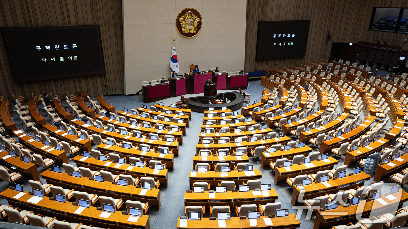 (서울=뉴스1) 유승관 기자 = 박덕흠 국민의힘 의원이 14일 서울 여의도 국회에서 열린 제430회 국회(임시회) 제1차 본회의에서 경찰관 직무집행법 일부개정법률안에 대한 무제한토 …