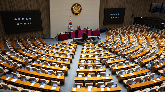 텅 빈 본회의장에서 이어지는 필리버스터