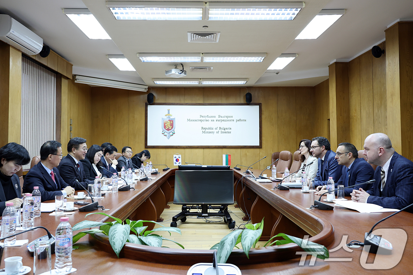 (서울=뉴스1) = 윤호중 행정안전부 장관이 12일(현지시각) 불가리아 내무부 청사를 방문하여 다니엘 미토프 내무부 장관을 접견하고 양국 간 행정 신속화를 위한 정책 교류협력 활성 …