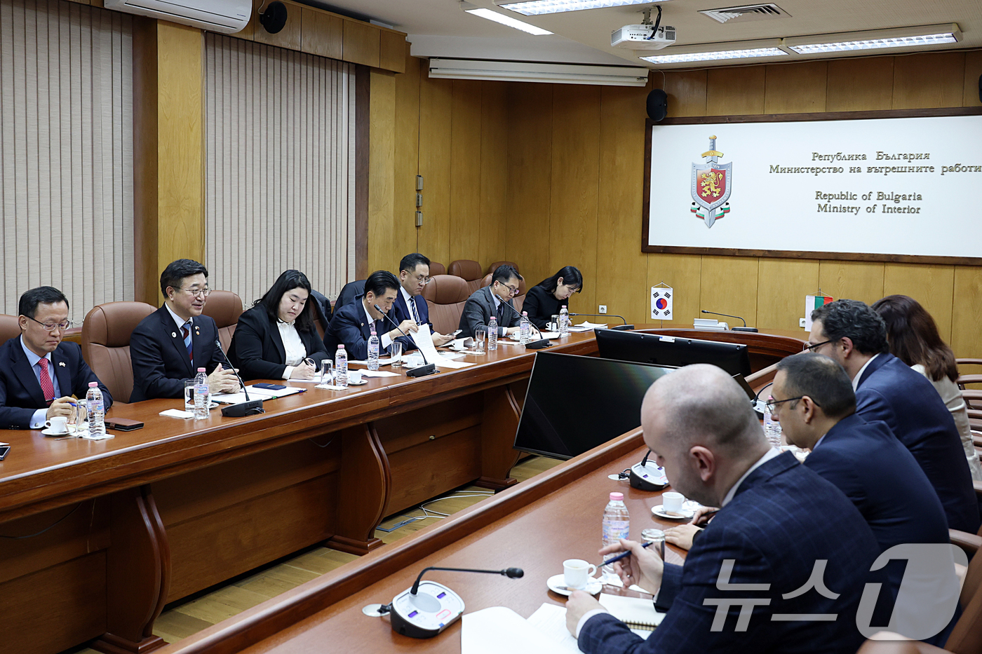 (서울=뉴스1) = 윤호중 행정안전부 장관이 12일(현지시각) 불가리아 내무부 청사를 방문하여 다니엘 미토프 내무부 장관을 접견하고 양국 간 행정 신속화를 위한 정책 교류협력 활성 …