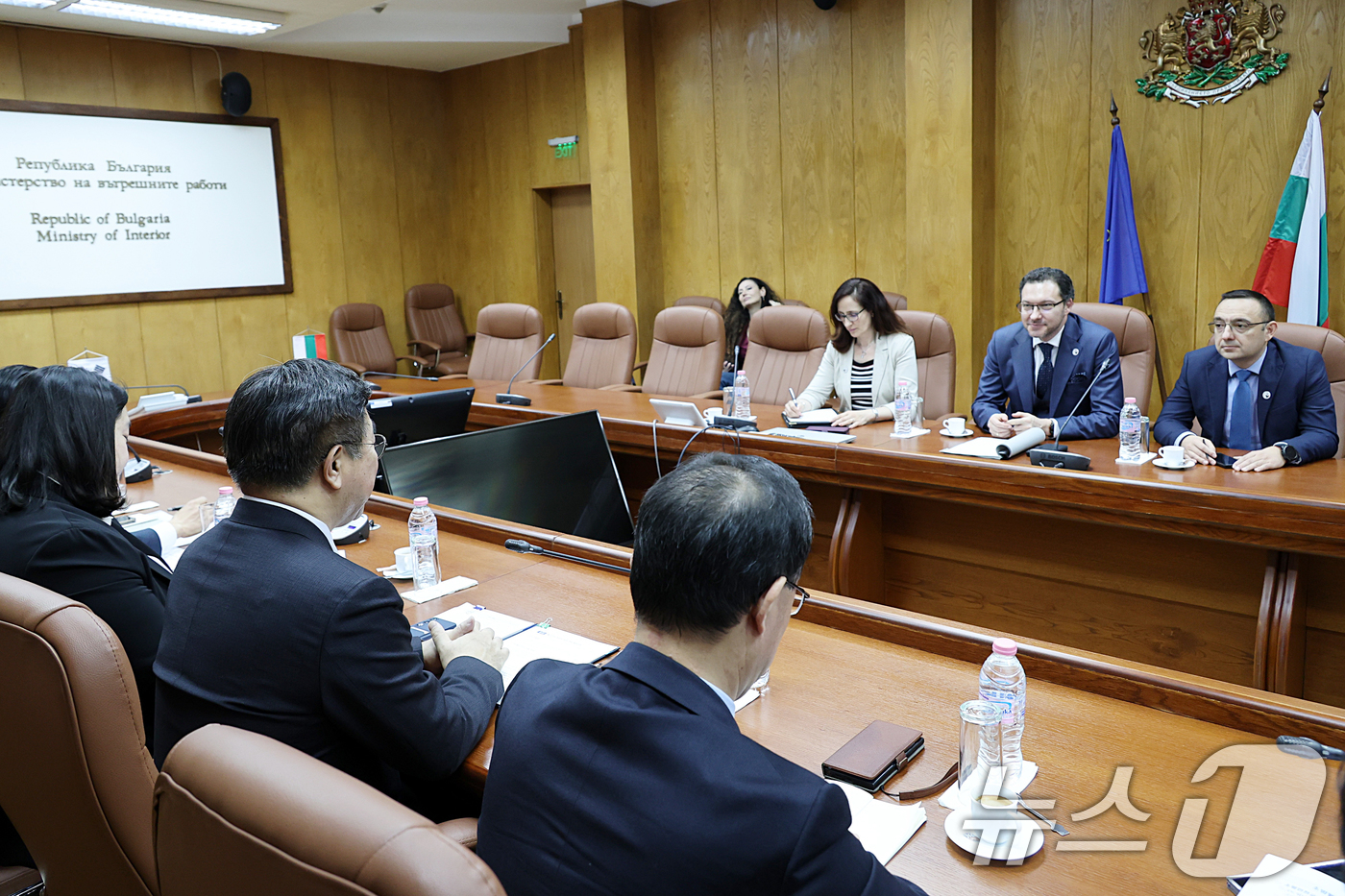 (서울=뉴스1) = 윤호중 행정안전부 장관이 12일(현지시각) 불가리아 내무부 청사를 방문하여 다니엘 미토프 내무부 장관을 접견하고 양국 간 행정 신속화를 위한 정책 교류협력 활성 …