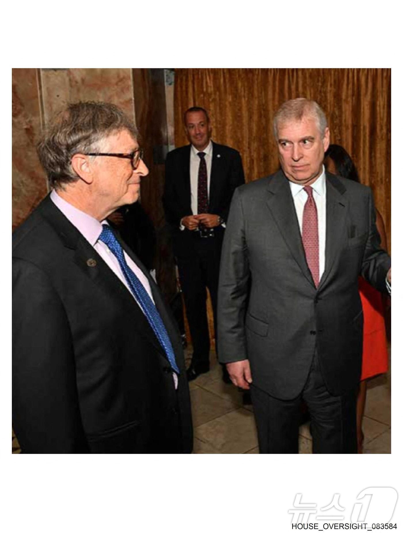 본문 이미지 - 미국 연방 하원 감독위원회 소속 민주당 의원들이12일&#40;현지시간&#41; 미성년자 성착귀범 고&#40;故&#41; 제프리 엡스타인의 개인 소장품에서 나온 사진들을 공개했다. 사진은 마이크로소프트 공동 창업자 비라게이츠&#40;왼쪽&#41;와 영국의 앤드류 왕자&#40;요크 공작&#41;가 함께 있는 모습. ⓒ AFP=뉴스1 ⓒ News1 송원영 기자