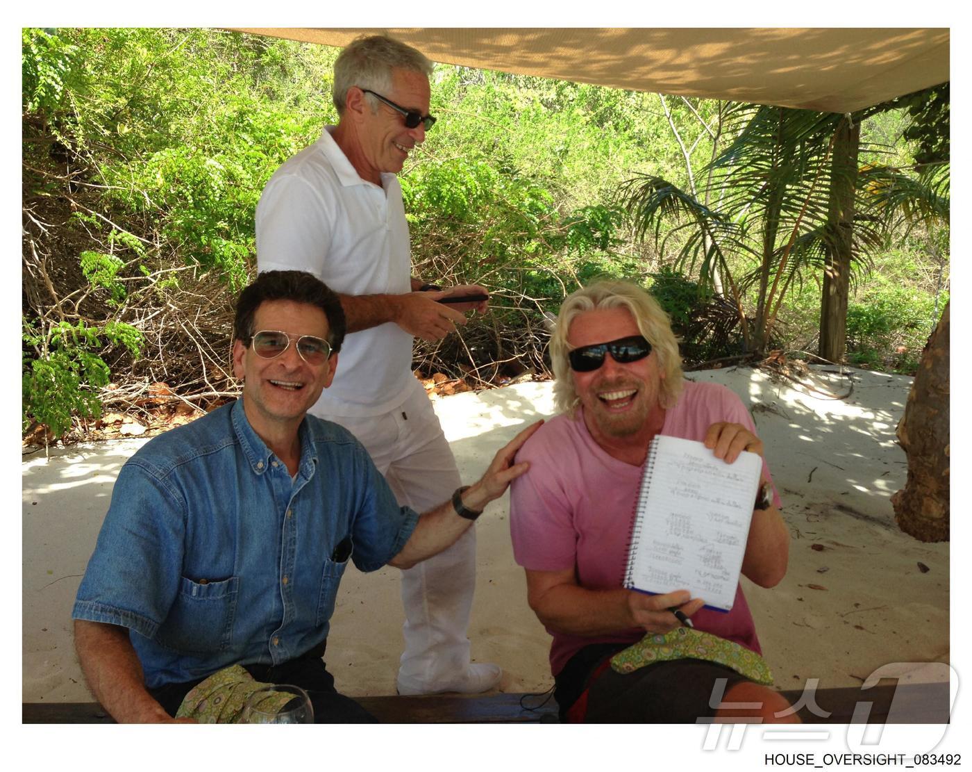본문 이미지 - 미국 연방 하원 감독위원회 소속 민주당 의원들이12일&#40;현지시간&#41; 미성년자 성착귀범 고&#40;故&#41; 제프리 엡스타인의 개인 소장품에서 나온 사진들을 공개했다. 사진은 영국 버진 그룹 창립자 리처드 브랜슨&#40;오른쪽&#41;과 엡스타인&#40;가운데&#41; 모습. ⓒ AFP=뉴스1 ⓒ News1 송원영 기자