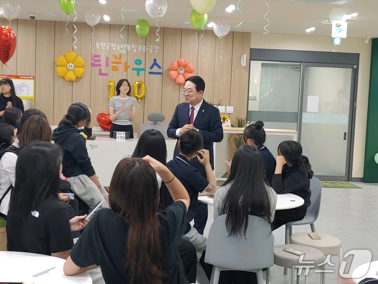 본문 이미지 - 황규철 옥천군수가  지역 청소년들과 대화를 나누고 있다.&#40;옥천군 제공. 재판매 및 DB금지&#41; /뉴스1 