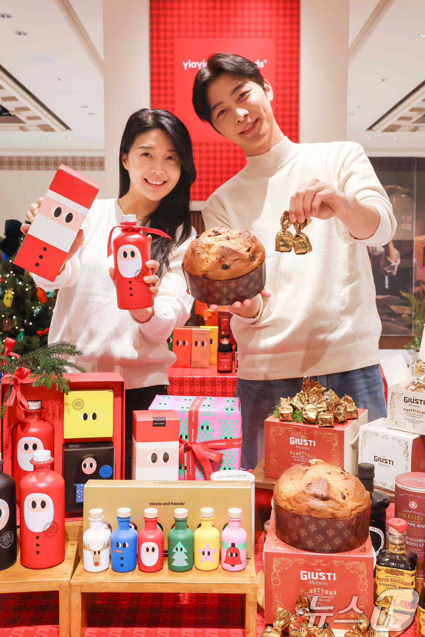 (서울=뉴스1) = 신세계백화점이 강남점 지하 1층 식품이벤트홀에서 오는 25일까지 크리스마스 특별전을 열고, 이탈리아 발사믹 명가 주세페주스티와 지중해 라이프스타일 브랜드 이야이 …