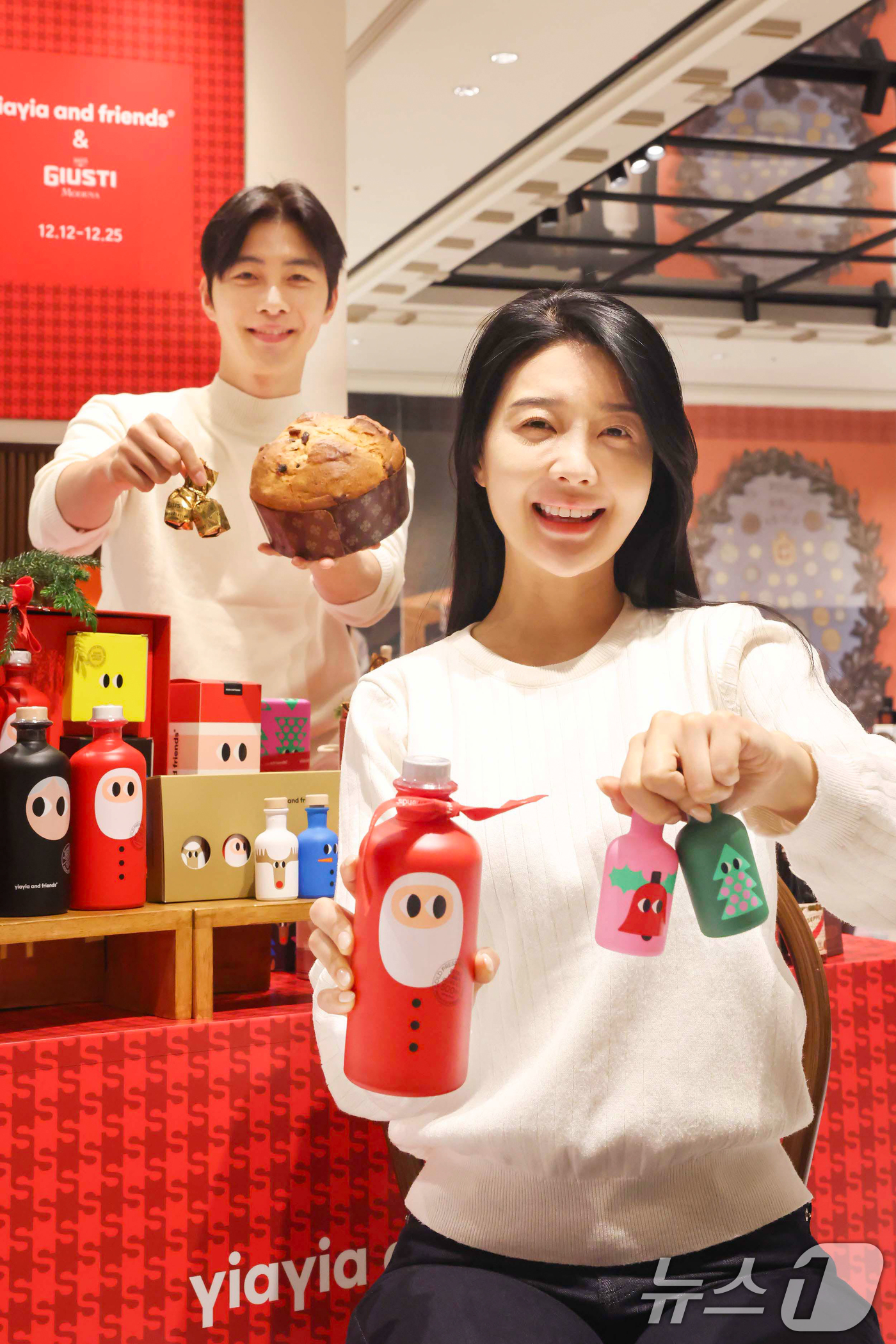 (서울=뉴스1) = 신세계백화점이 강남점 지하 1층 식품이벤트홀에서 오는 25일까지 크리스마스 특별전을 열고, 이탈리아 발사믹 명가 주세페주스티와 지중해 라이프스타일 브랜드 이야이 …