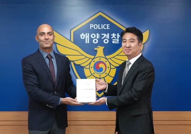 "짝퉁에 곤욕 치렀는데…" 명품 브랜드사들, 남해해경청에 감사패