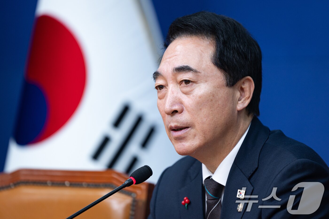 본문 이미지 - 박수현 더불어민주당 수석대변인이 14일 서울 여의도 국회에서 기자간담회를 열고 모두 발언을 하고 있다. 2025.12.14/뉴스1 ⓒ News1 유승관 기자