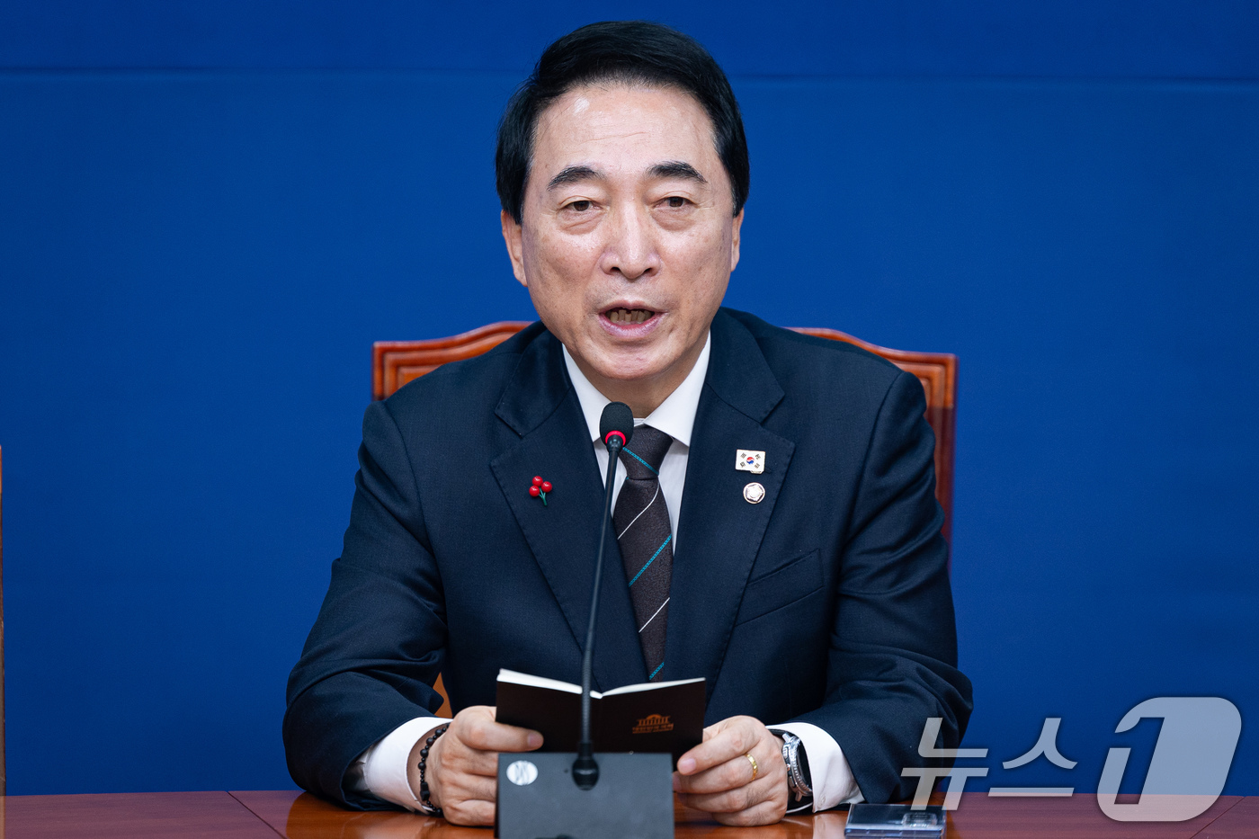 (서울=뉴스1) 유승관 기자 = 박수현 더불어민주당 수석대변인이 14일 서울 여의도 국회에서 기자간담회를 열고 모두 발언을 하고 있다. 2025.12.14/뉴스1