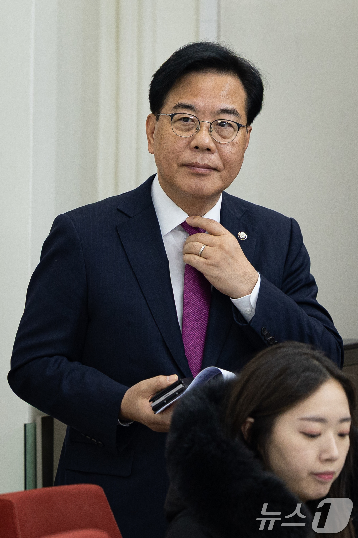 (서울=뉴스1) 유승관 기자 = 송언석 국민의힘 원내대표가 14일 서울 여의도 국회에서 열린 현안 기자간담회에 참석하고 있다. 2025.12.14/뉴스1