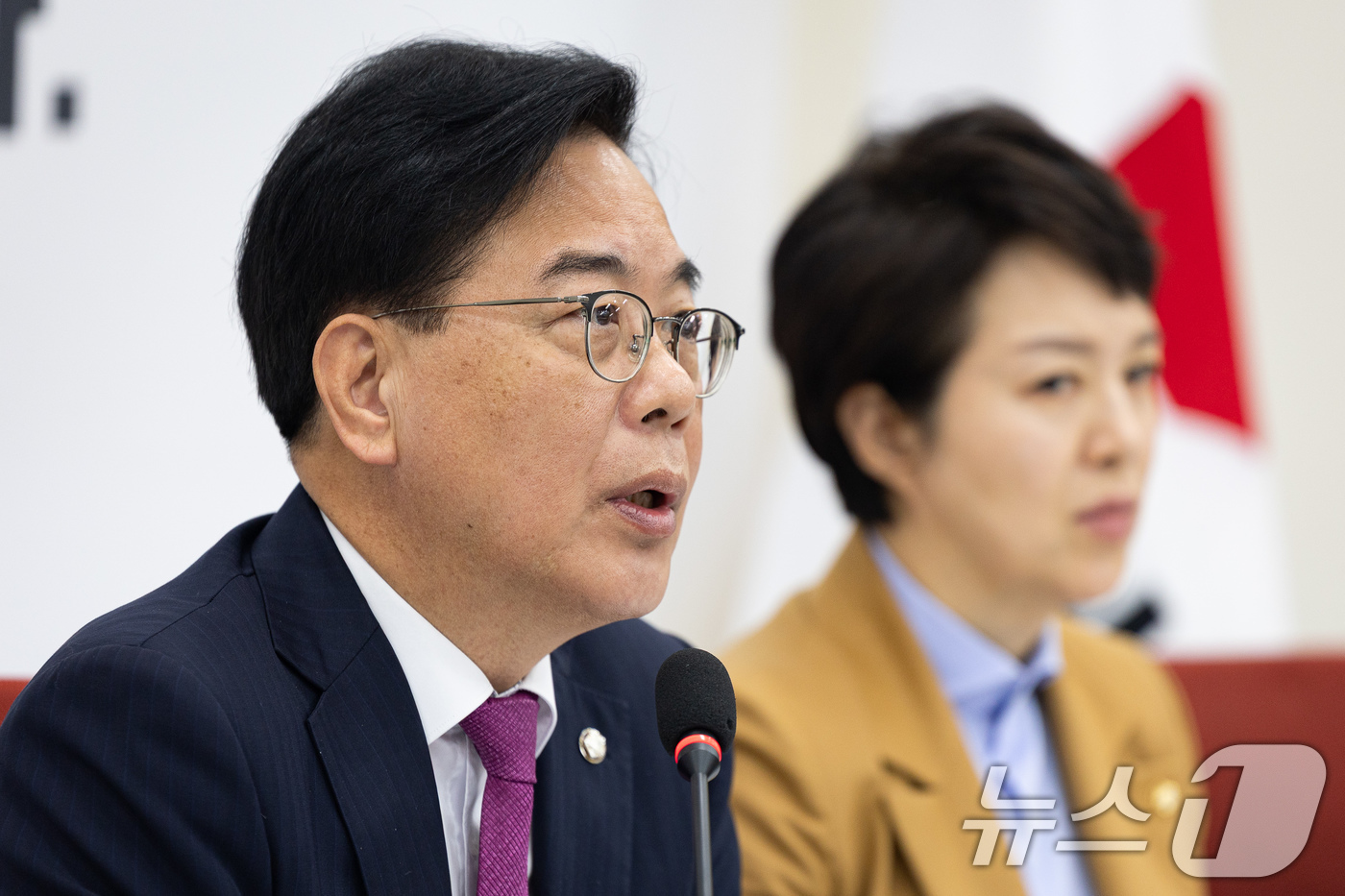 (서울=뉴스1) 유승관 기자 = 송언석 국민의힘 원내대표가 14일 서울 여의도 국회에서 현안 기자간담회를 열고 모두 발언을 하고 있다. 2025.12.14/뉴스1