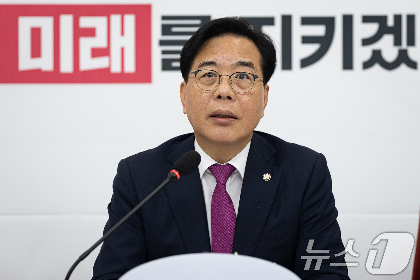 (서울=뉴스1) 유승관 기자 = 송언석 국민의힘 원내대표가 14일 서울 여의도 국회에서 현안 기자간담회를 열고 모두 발언을 하고 있다. 2025.12.14/뉴스1