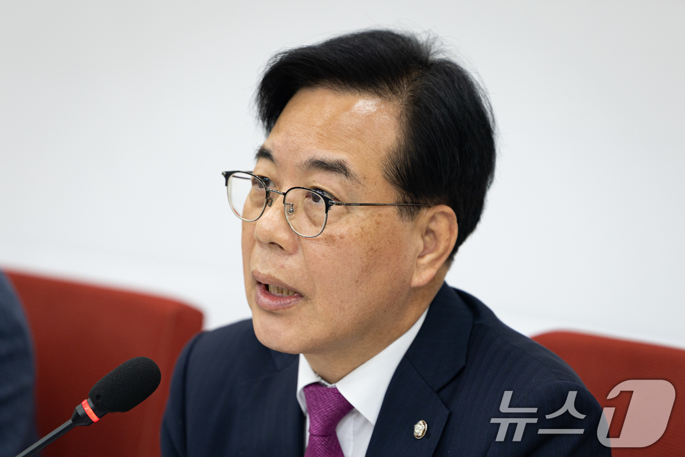 (서울=뉴스1) 유승관 기자 = 송언석 국민의힘 원내대표가 14일 서울 여의도 국회에서 현안 기자간담회를 열고 모두 발언을 하고 있다. 2025.12.14/뉴스1