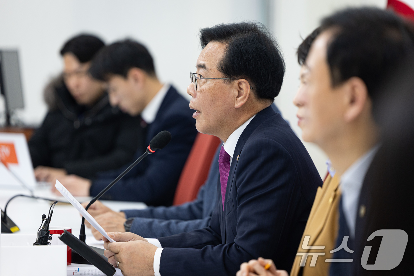 (서울=뉴스1) 유승관 기자 = 송언석 국민의힘 원내대표가 14일 서울 여의도 국회에서 현안 기자간담회를 열고 모두 발언을 하고 있다. 2025.12.14/뉴스1