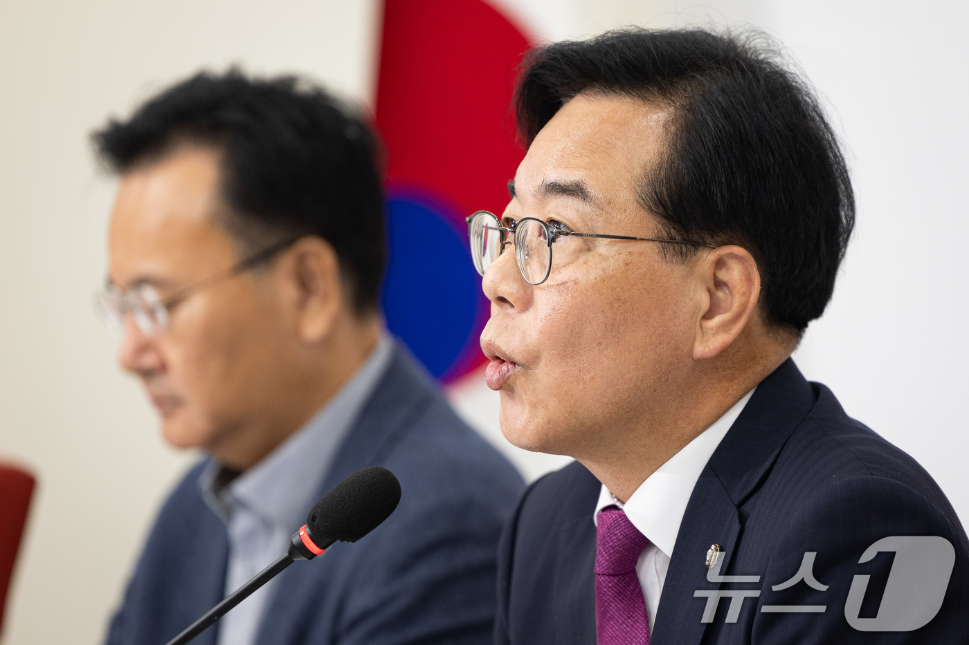 (서울=뉴스1) 유승관 기자 = 송언석 국민의힘 원내대표가 14일 서울 여의도 국회에서 현안 기자간담회를 열고 모두 발언을 하고 있다. 2025.12.14/뉴스1