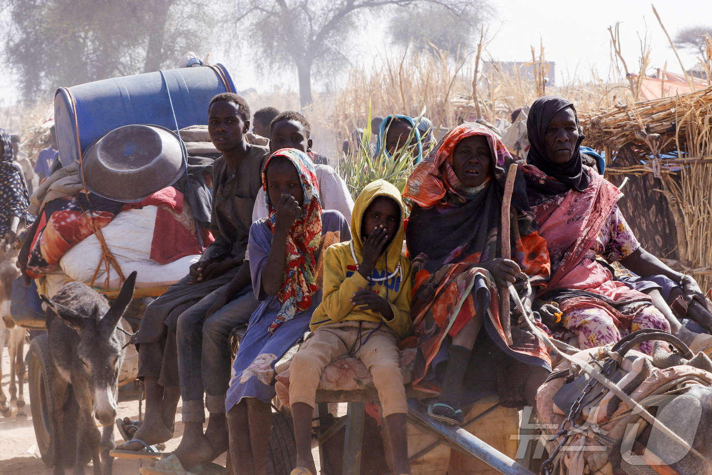 (로이터=뉴스1) 윤다정 기자 = 4월 15일(현지시간) 수단 북다르푸르주 타윌라 마을에서 준군사조직 신속지원군(RSF)의 잠잠 국내실향민 수용소 공격 이후 피난민들이 동물이 끄는 …