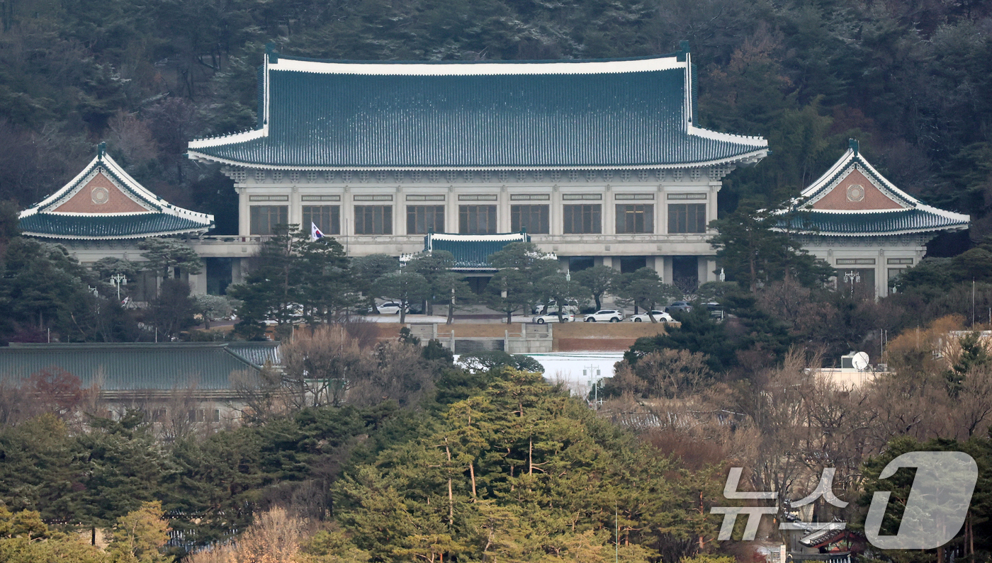 (서울=뉴스1) 오대일 기자 = 용산 대통령 집무실을 청와대로 이전하는 작업이 성탄절 이전에 마무리 될 것으로 알려진 가운데 14일 서울 종로구 청와대 본관 앞에 차량들이 분주히 …